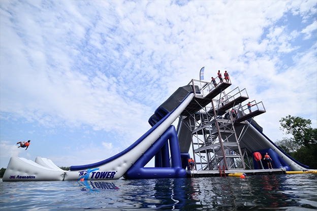 The X Tower attraction pour aquapark gonflable