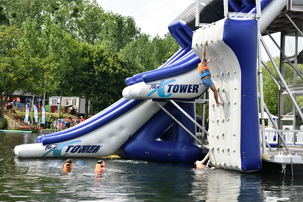 mur d'escalade sur The X Tower attraction pour aquapark gonflable