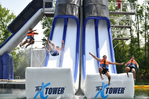 toboggan The X Tower attraction pour aquapark gonflable
