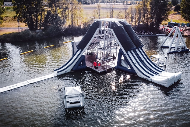 The X Tower attraction gonflable pour aquapark